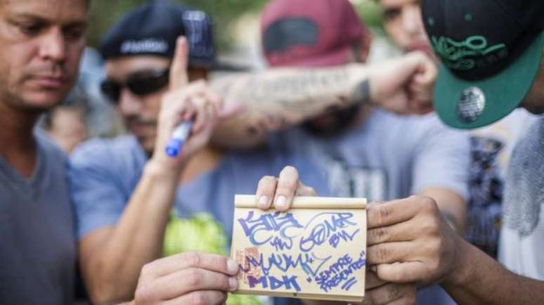 Pichadores mostram a assinatura de colegas presos, como "Mar&uacute;", "Goma"; e "GG", e a inscri&ccedil;&atilde;o "sempre presentes"