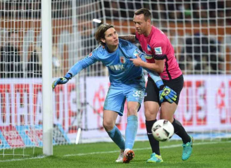 Goleiro Hitz segurou ataque do Hertha e garantiu o 0 a 0 para o Augsburg, no Alemão (Foto: AFP/CHRISTOF STACHE)