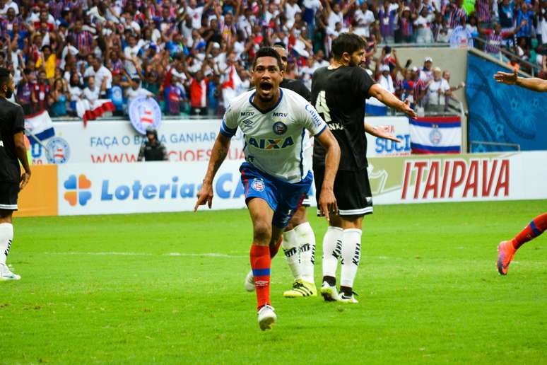 Hernane, jogador do Bahia, comemora seu gol 