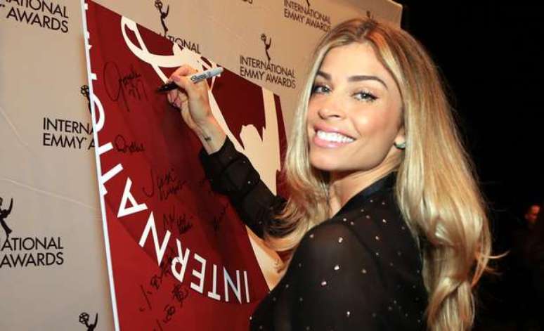 A atriz autografa o painel dos indicados ao Emmy Internacional (Foto: Luiz C. Ribeiro/TV Globo)