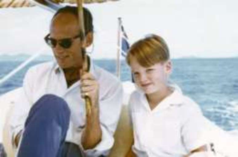 Mark Colvin, aos 7 anos, com seu pai na costa sul da Malásia, em 1959