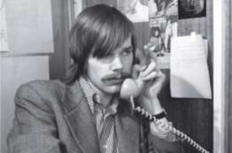 Mark Colvin trabalhando como reporter para a ABC em 1976