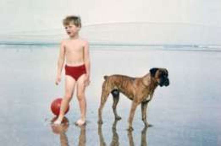 Mark, aos 4 anos, com seu cão Bamse