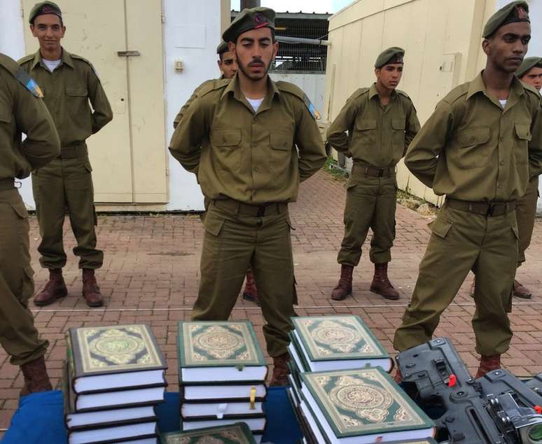 Recrutas da Gadsar fazem juramento de lealdade a Israel sobre o Alcorão, o livro sagrado dos muçulmanos