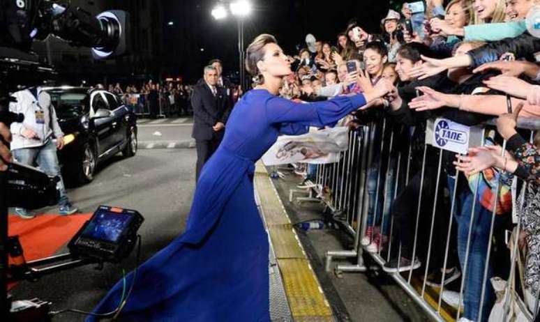 Camila Rodrigues recebe o carinho de centenas de fãs (Foto: Divulgação/Telefe)