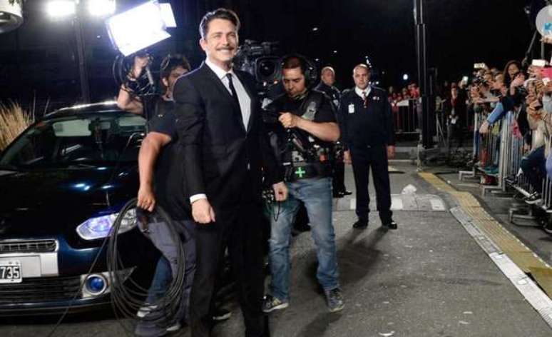 Petrônio Gontijo se surpreende com a agitação diante do Luna Park (Foto: Divulgação/Telefe)