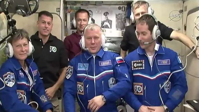  Três novos astronautas chegam à Estação Espacial Internacional, neste sábado (19). O cosmonauta russo Oleg Novitsky, a astronauta americana Peggy Whitson e o francês Thomas Pesquet decolaram no dia 17 da base de Baikonur, no Cazaquistão.