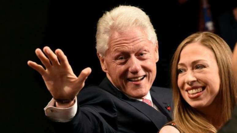 Fora do governo, Hillary pode retomar sua atuação na Fundação Clinton, ao lado de Bill e Chelsea 