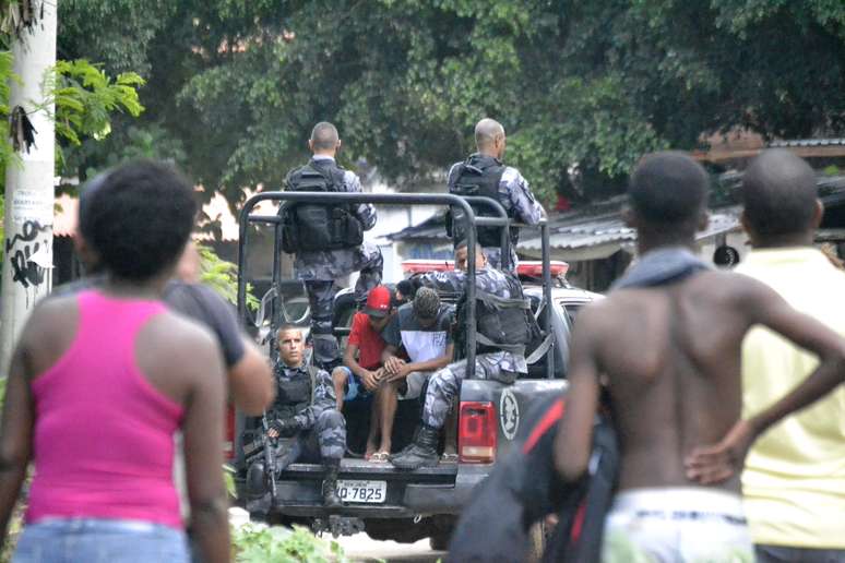 Policiais fazem revistas e apreendem suspeitos na Cidade de Deus.