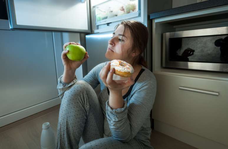 Especialistas recomedam jantar ao menos duas horas antes de dormir.