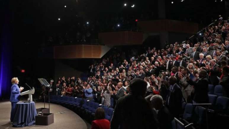 Hillary Clinton apareceu na quarta pela primeira vez desde o discurso no qual reconheceu a derrota 