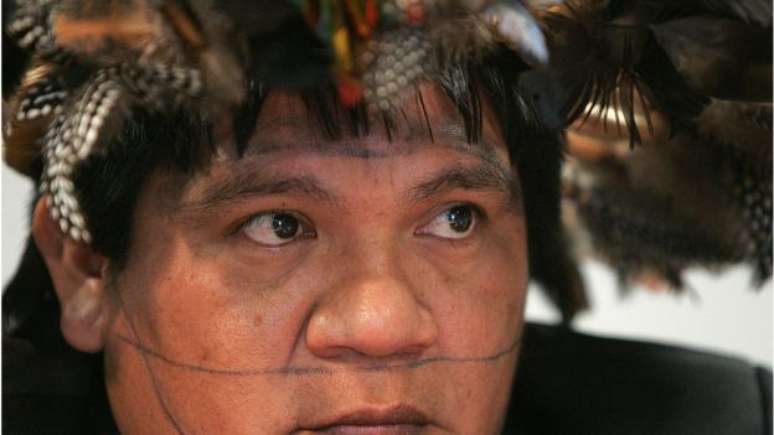 L&iacute;der ind&iacute;gena se diz sitiado em sua pr&oacute;pria regi&atilde;o: 'Se &eacute; explorar madeira o que o meu povo quer, tudo bem.'