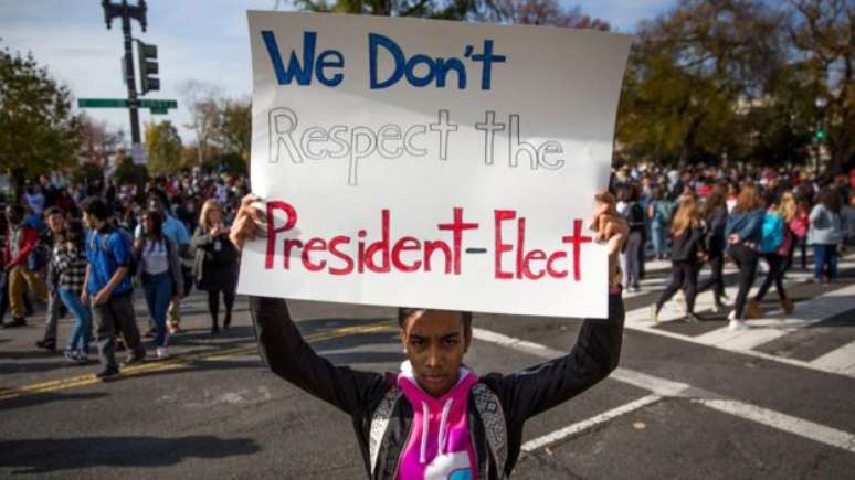 Em protestos contra Trump nos EUA, muitos sinalizam apoio a Hillary 