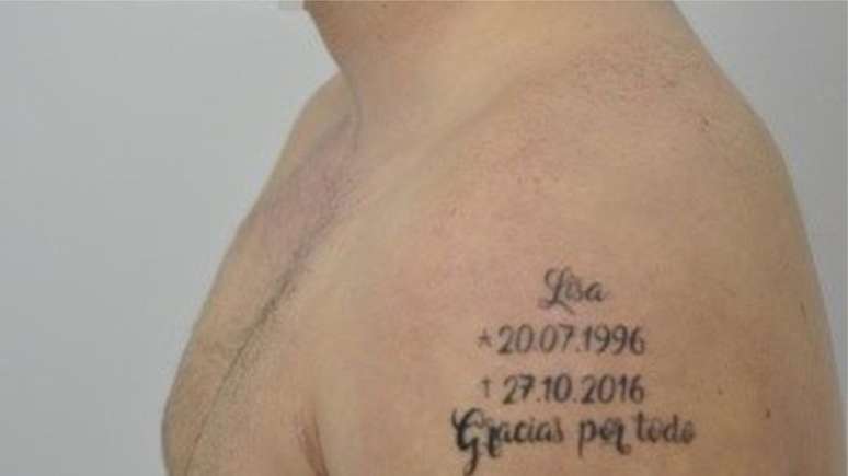 Tatuagem mostra nome da vítima com datas de nascimento e morte e a frase 'Obrigado por tudo'