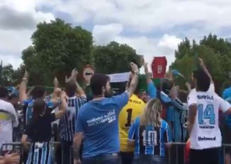 Torcedores do Grêmio incentivam jogadores antes da decisão contra o Atlético-MG (Foto: Reprodução / Twitter)