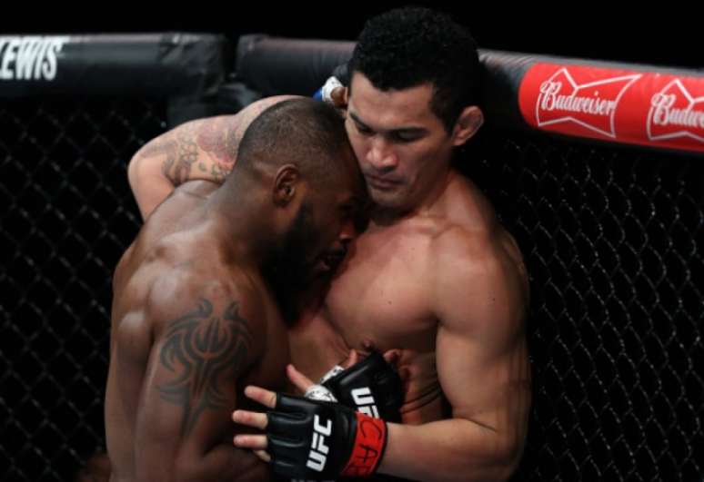 Stewart involuntariamente acertou uma cabeçada no brasileiro, iniciando o TKO - (Foto: UFC)