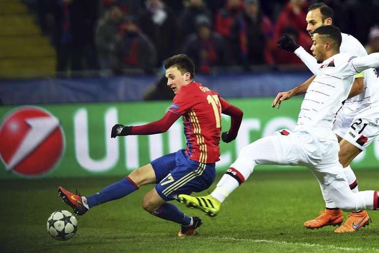 Golovin (esq.), do CsKA disputa jogada com a defesa do Leverkusen 