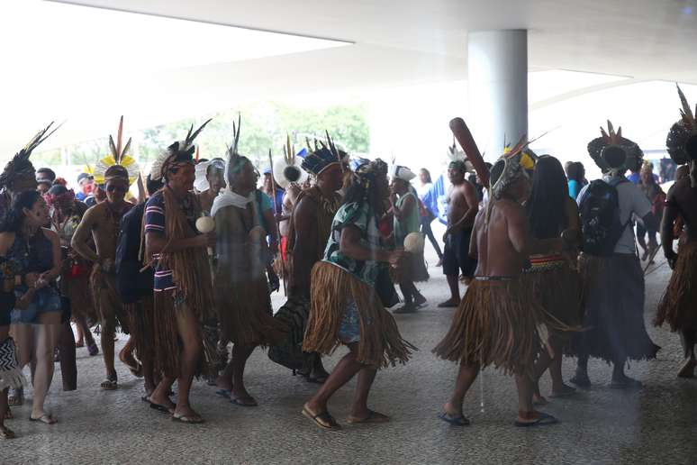 Armados com arcos e flechas, índios bloqueiam entrada do Palácio do Planalto em protesto contra o governo Michel Temer