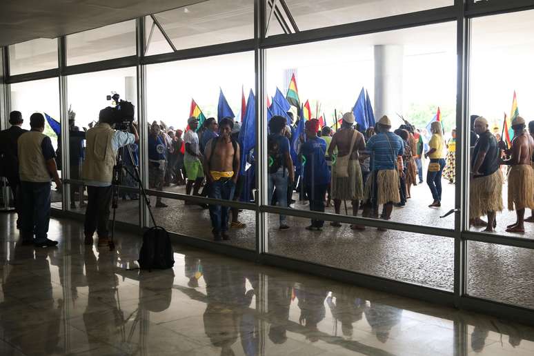 Armados com arcos e flechas, índios bloqueiam entrada do Palácio do Planalto em protesto contra o governo Michel Temer