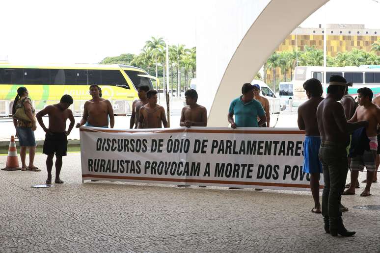 Armados com arcos e flechas, índios bloqueiam entrada do Palácio do Planalto em protesto contra o governo Michel Temer