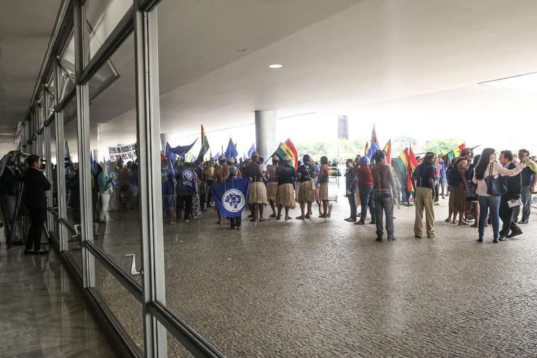 Armados com arcos e flechas, índios bloqueiam entrada do Palácio do Planalto em protesto contra o governo Michel Temer