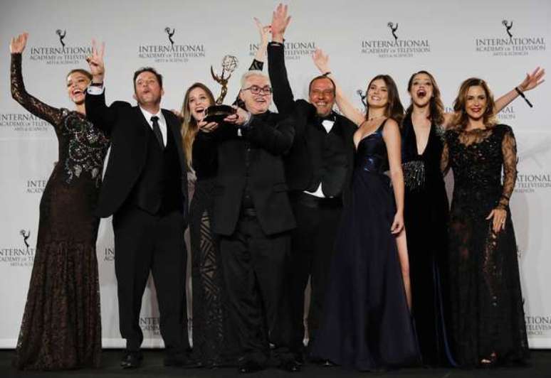 Emmy para Verdades Secretas: Grazi Massafera, o diretor Allan Fiterman, a diretora-geral Natalia Grimberg, o autor Walcyr Carrasco, o diretor-geral Andr&eacute; Felipe Binder e as atrizes Camila Queiroz, Agatha Moreira e Guilhermina Guinle (Foto: Divulga&ccedil;&atilde;o/TV Globo)