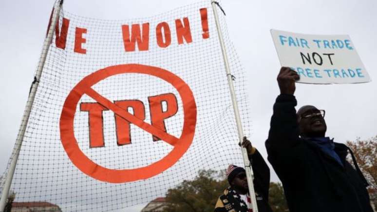 Alguns sindicatos americanos criticam o TPP dizendo que o acordo poderia afetar negativamente a mão de obra local, gerando desemprego 