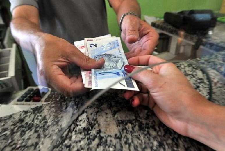 Feira reúne pessoas que têm diferentes tipos de dívidas                        