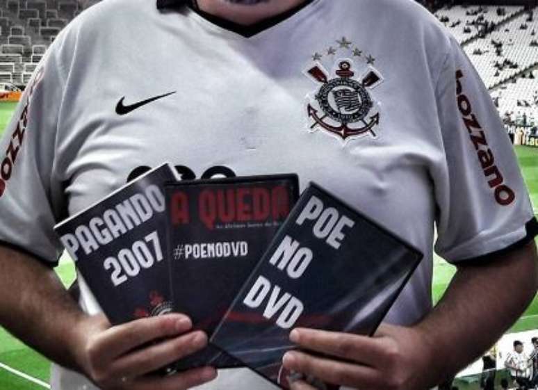 Torcedores levaram DVDs &agrave; Arena Corinthians para provocar o rival ga&uacute;cho