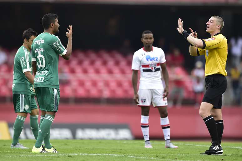 Daronco atuando em partida do Brasileiro de 2015 entre Palmeiras e São Paulo