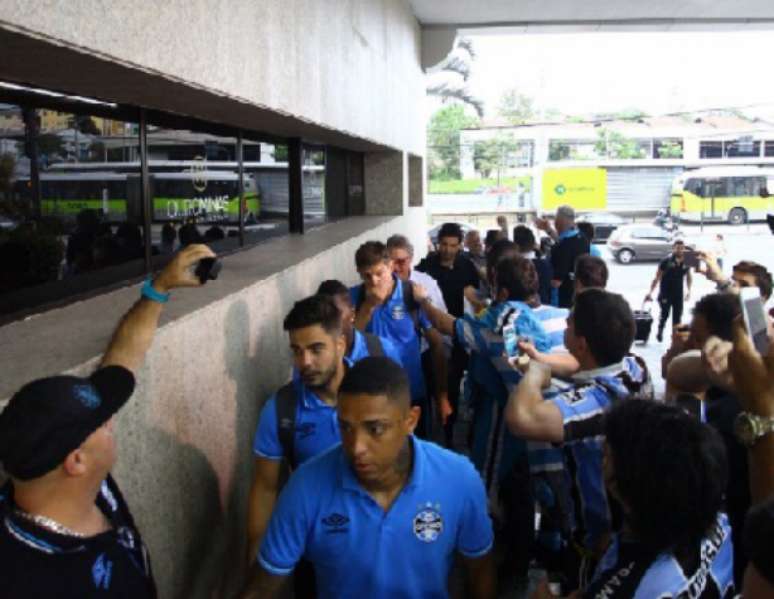 Jogadores do Grêmio chegaram nesta terça-feira em Belo Horizonte (Foto: Reprodução / Twitter)