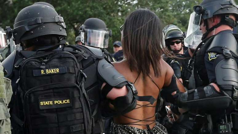 O momento em que os policiais chegaram at&eacute; ela foi registrado em uma foto e viralizou nas redes sociais