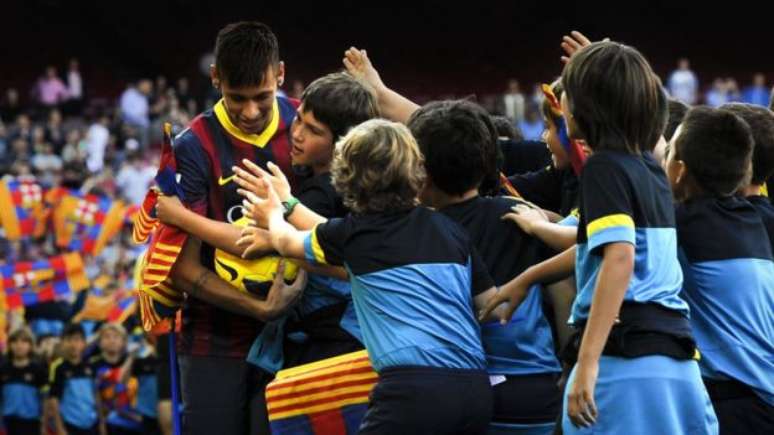 Respons&aacute;vel pela contrata&ccedil;&atilde;o de Neymar, Rosell tamb&eacute;m &eacute; acusado de irregularidades no Brasil