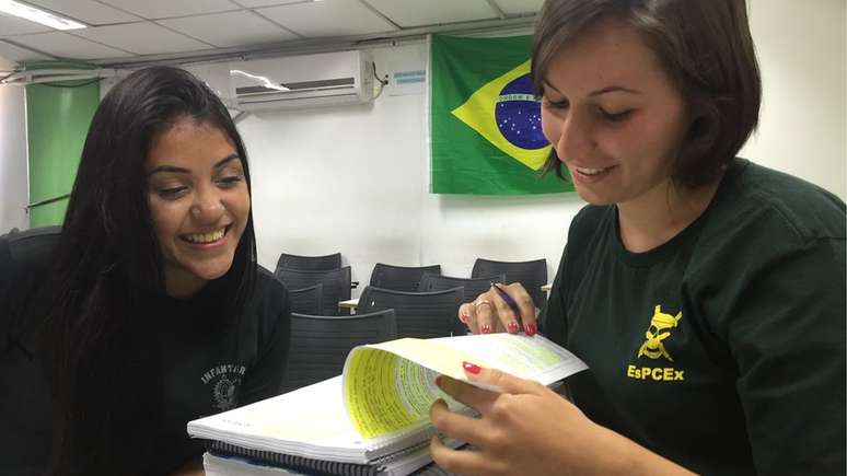 Andressa Muniz (&agrave; esq.) e Isabela Caldas quererem uma carreira cheia de a&ccedil;&atilde;o