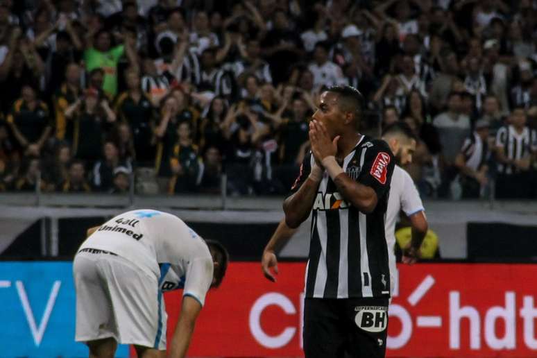 Apagado, Robinho foi facilmente anulado por zagueiros gremistas