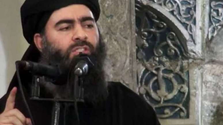 Em 2014, Abu Bakr al-Baghdadi declara o 'califado' do Estado Isl&acirc;mico e milhares de jovens mu&ccedil;ulmanos do mundo atendem a seu apelo para se juntar &agrave; 'guerra santa' 