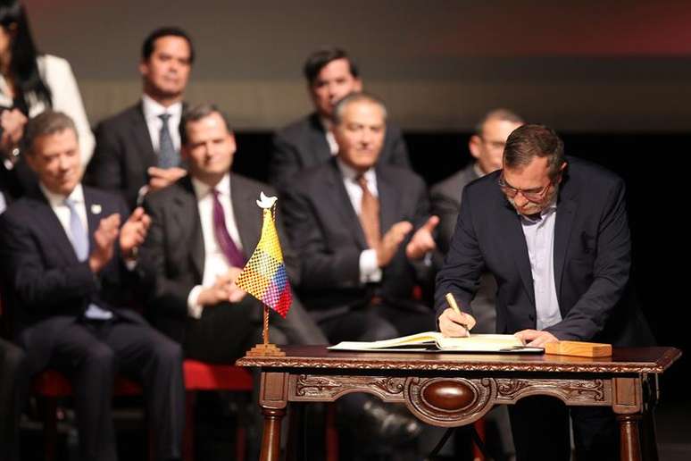 Timochenko, líder das Far, durante assinatura do acordo de paz