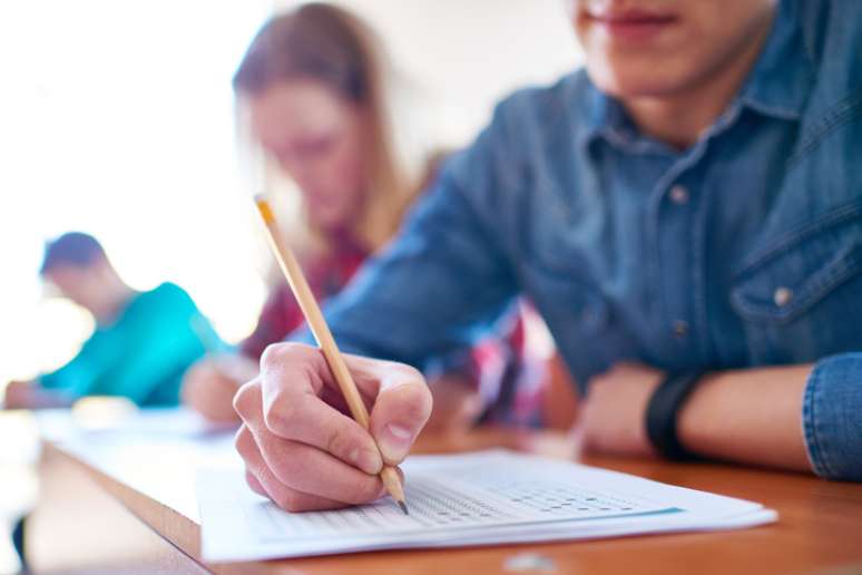 Além de documento original de identidade com foto, os estudantes devem levar caneta esferográfica com tinta azul ou preta para a prova. Lápis e borracha podem ser usados apenas para rascunho. A Fuvest permite o consumo de água e alimentos leves durante o exame.