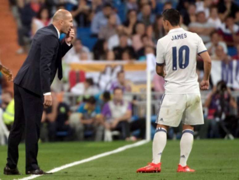 Zidane conversa com James em um jogo do Real Madrid (Foto: CURTO DE LA TORRE / AFP)