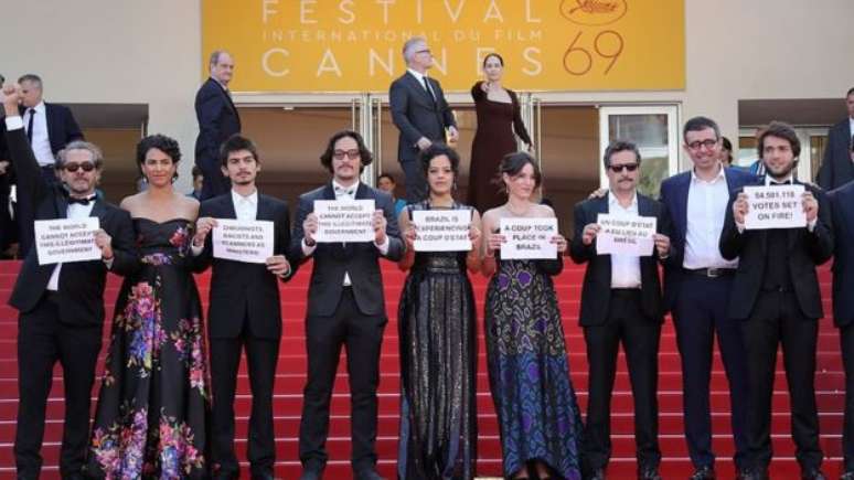 Para jornal francês, são enormes as similaridades entre o episódio narrado por Calero e o filme do cineasta pernambucano Kléber Mendonça Filho, cujo elenco fez protesto no festival de Cannes desse ano