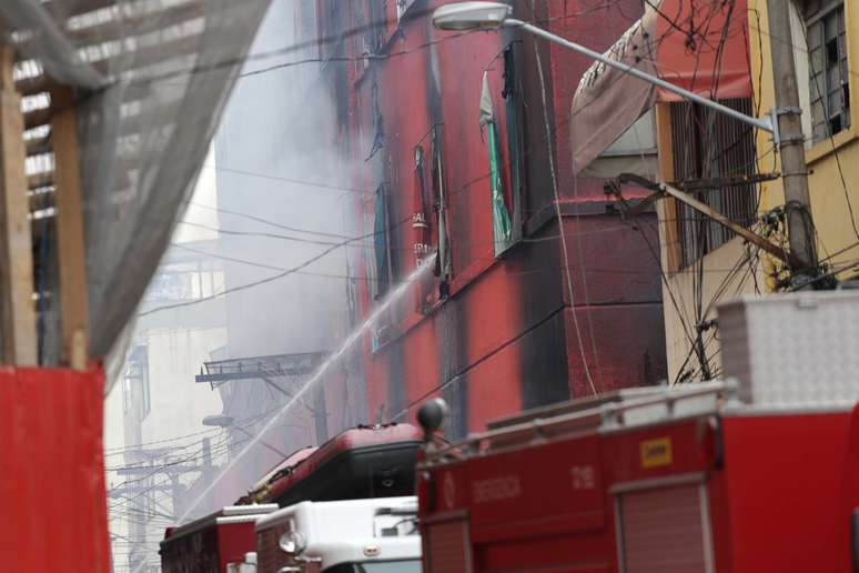 Bombeiros fazem trabalho de rescaldo em shopping popular destruído por incêndio no bairro do Brás, na região central de São Paulo (SP)