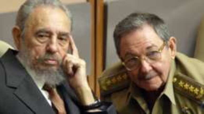 Fidel Castro com seu irm&atilde;o Ra&uacute;l, atual presidente de Cuba