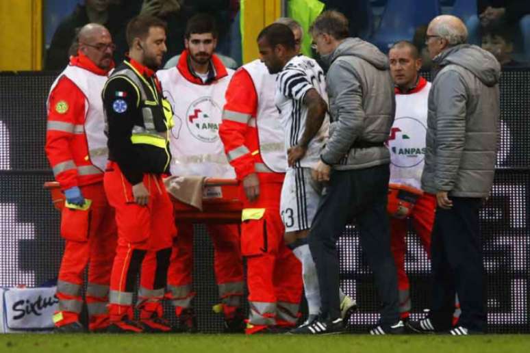 Daniel Alves sai machucado de jogo contra o Genoa (Foto: Marco Bertorello / AFP)