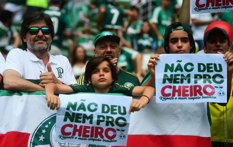 Torcedores exibem no Allianz Parque cartaz com "não deu nem pro cheiro" em resposta à brincadeira da torcida do Flamengo, que rodadas antes dizia que "sentia cheirinho do hepta"