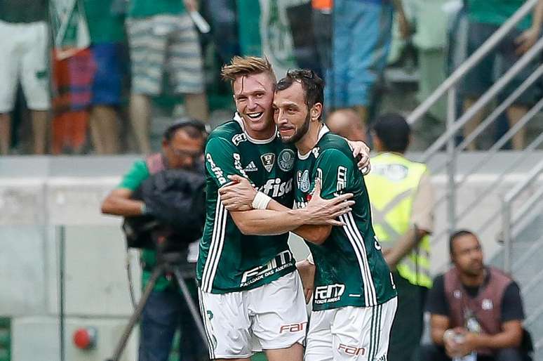 Fabiano comemora com Edu Dracena o gol que deu a vitória ao Palmeiras
