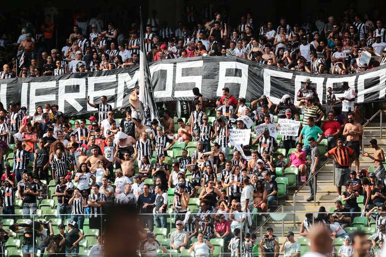 Torcida do Atlético Mineiro exibiu faixa em que cobra a conquista da Copa do Brasil