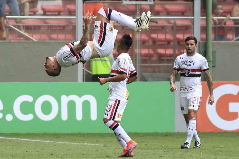 Maicon comemora com um salto mortal o gol de falta que marcou contra o Atlético Mineiro