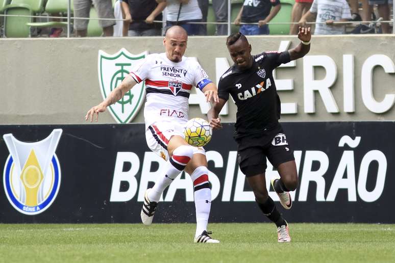 Hyuri, autor do gol do Atlético-MG, e Maicon, autor do gol do São Paulo, disputam bola na partida no Independência