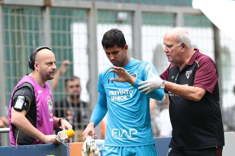Renan Ribeiro, goleiro do São Paulo, teve de deixar a partida com uma luxação no dedo