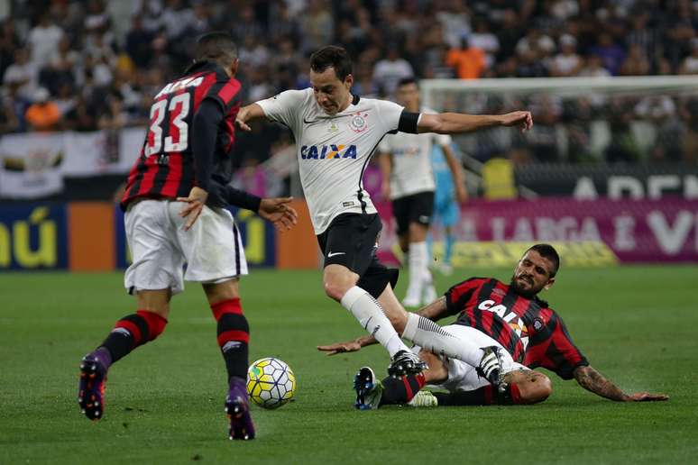 Rodriguinho tenta passar pela marcação da defesa do Atlético Paranaense, que teve atuação bastante firme